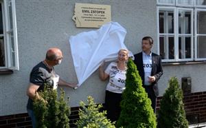 Pamětní deska na rodném domě Emila Zátopka byla odhalena v rámci sousedské slavnosti na Luhách ve čtvrtek 1. května. Účastníci akce symbolicky nesli startovní číslo 203, se kterým atlet získal své první olympijské zlato.
FOTO: DAVID MACHÁČEK