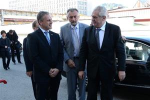 Předseda představenstva Tatra Trucks Petr Rusek (vlevo) byl tím, kdo vloni při návštěvě automobilky vítal prezidenta republiky Miloše Zemana.
FOTO: DAVID MACHÁČEK