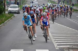 Peloton cyklistek závodu Gracia Orlová 2014, směřujících na štramberské náměstí, na chvilku omezil dopravu na kruhovém objezdu u kopřivnického technického muzea.
FOTO: KRISTINA ČABLOVÁ