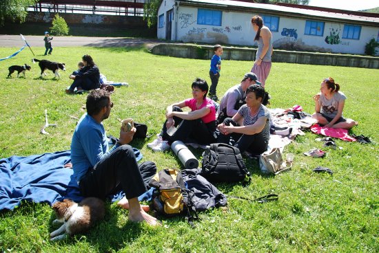 Kopřivničané, kteří přišli posnídat do sadu E. Beneše minulou sobotu, mohli jen tak polenošit na dece nebo ochutnat domácí výrobky.
FOTO: DANA HOĎÁKOVÁ