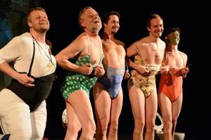 Akci May Day zahájil bláznivý politický kabaret pražských herců nazvaný Miloš Ubu... aneb málem králem.