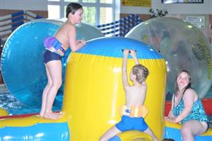 Handicapované děti si spolu se zdravými užily vodních radovánek na krytém bazéně v Kopřivnici. Motýlek a Sportovní klub pro ně totiž připravily zábavné dopoledne.            
FOTO: KRISTINA ČABLOVÁ