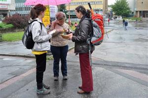 Ve středu 14. května skauti a pionýři v centru Kopřivnice nabízeli květ měsíčku lékařského, který je symbolem sbírky na boj s rakovinou.
FOTO: KRISTINA ČABLOVÁ