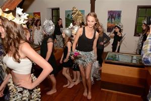 O úvod Burianovské výstavy ostravské umělecké školy Ave Art na Fojtství se postaraly žáci sousední Alšovky se svými futuristickými módními kreacemi.
FOTO: DAVID MACHÁČEK