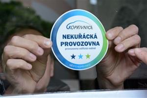 Už téměř týden jsou certifikované nekuřácké provozovny označeny speciální nálepkou, která má spotřebitelům usnadnit volbu restaurace.
FOTO: DAVID MACHÁČEK