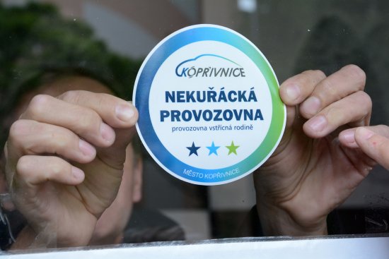 Už téměř týden jsou certifikované nekuřácké provozovny označeny speciální nálepkou, která má spotřebitelům usnadnit volbu restaurace.
FOTO: DAVID MACHÁČEK