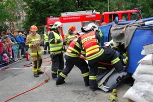 Soutěžící čtyřčlenné týmy profesionálních i dobrovolných hasičů při soutěži sledovaly bedlivě nejen oči porotců, ale i několika desítek přihlížejících diváků.
FOTO: DANA HOĎÁKOVÁ