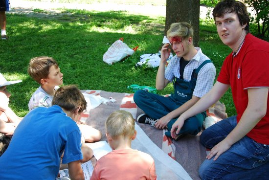 Na pohádkových bytostech se uplynulou sobotu v sadu Edvarda Beneše děti učily, jak poskytnout správně první pomoc. Akci pro děti připravil místní dům dětí a mládeže.
FOTO: DANA HOĎÁKOVÁ