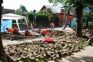 V těchto dnech pracovníci Slumeka pracují na zpomalovacím prahu a chodníku před požární zbrojnicí v Kopřivnici, na který město získalo dotaci z Regionálního operačního programu Moravskoslezsko.
FOTO: DANA HOĎÁKOVÁ