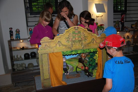 Do Muzejní noci se zapojila i K-Galerie. V ní si děti mohly nejen prohlédnout loutky, podívat se, jak se vyrábějí, ale i zahrát si s nimi divadlo.
FOTO: DANA HOĎÁKOVÁ