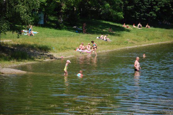 Rybáři z MO Frenštát p. R. připravili přehradu na sezonu a po celou dobu se budou starat o úklid, aby lidé mohli na jejích březích v klidu relaxovat.
FOTO: DANA HOĎÁKOVÁ