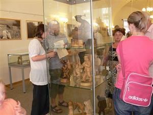 Výstava dřevěných plastik v příborském muzeu aspiruje na nejzajímavější výstavu roku. Už na vernisáž přišla spousta obdivovatelů lidového řezbářství.
FOTO: ILONA MAZALOVÁ