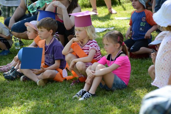 Po slavnostním pasování na školáky si nejstarší děti z MŠ Pionýrská užily jeden z posledních dnů ve školce s představením kouzelníka a táborákem.
FOTO: DAVID MACHÁČEK