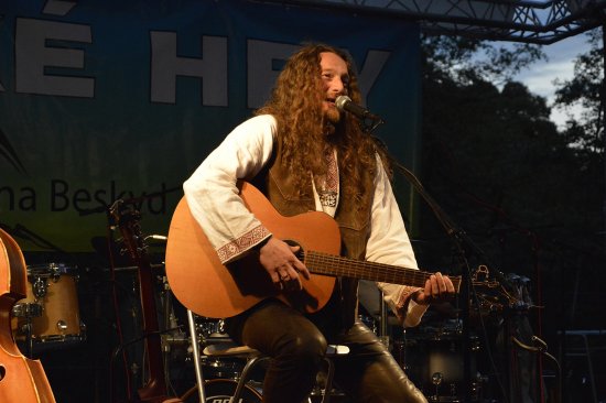 Tomáš Kočko a jeho koncert v amfiteátru na Hukvaldech byl vrcholem letošního Lašského laškování. To ale i vzhledem k nestálému počasí přilákalo méně lidí než v minulých letech.
FOTO: LUKÁŠ FILIP