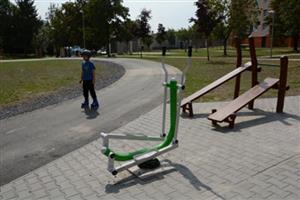 Bruslařský ovál s venkovními posilovacími stroji, které vyrostly v prostoru bývalé školní zahrady na ulici Máchově, jsou součástí projektu, za jehož realizaci získalo město ocenění.
FOTO: D. MACHÁČEK