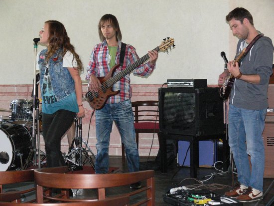 Veronika Vrublová s kapelou zakončila svým vystoupením v piaristickém klášteře festival mladých nadaných teenagerů T-Fest.
FOTO: ILONA MAZALOVÁ