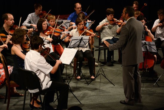 Závěrečný koncert hudebního oboru ZUŠ Zdeňka Buriana uvedlo vystoupení školního smyčcového orchestru. Mezi sólisty pak dominovali především absolventi školy.
FOTO: DAVID MACHÁČEK