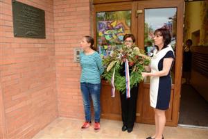 Kromě pamětní desky, ke které byly v rámci slavnostní akce položeny květiny, zdobí ZŠ na ulici Štramberské nově i čestný název ZŠ Floriána Bayera.
FOTO: DAVID MACHÁČEK