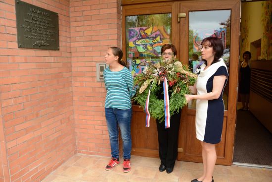 Kromě pamětní desky, ke které byly v rámci slavnostní akce položeny květiny, zdobí ZŠ na ulici Štramberské nově i čestný název ZŠ Floriána Bayera.
FOTO: DAVID MACHÁČEK