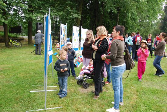 Lidé, kteří přišli do sportovního areálu TJ Spartak Lubina, mohli rozhodovat o tom, jak bude vypadat nové dětské hřiště, které zde vyroste do poloviny srpna.
FOTO: LENKA ŠIMEČKOVÁ
