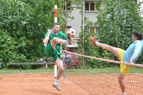 Na 6. ročník nohejbalového turnaje Bell Canto si přišlo zahrát celkem 20 mužstev a s náročným programem zápasů si nejlépe poradil tým Bell Canto.
FOTO: KRISTINA ČABLOVÁ