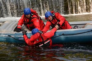 Kopřivničtí hasiči nacvičovali záchranu tonoucích z nebezpečného jezu. Kromě jiných způsobů záchrany trénovali také práci s raftem, který je součástí speciální výbavy zdejší jednotky.
FOTO: DAVID MACHÁČEK