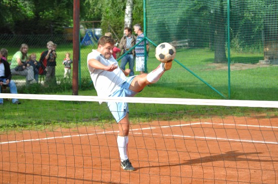 Letní slavnosti v Mniší zahrnovaly kromě kulturního programu i ten sportovní. Vítězem nohejbalového turnaje se stalo mužstvo s názvem Bělouši.
FOTO: KRISTINA ČABLOVÁ