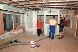 Rozsáhlá modernizace krytého bazénu je v plném proudu. Oblíbené sportoviště by mělo už zhruba za měsíc představit nové sociální zázemí stejně jako modernizovaný vestibul či wellness v přístavbě.
FOTO: DAVID MACHÁČEK