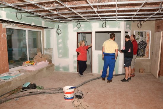 Rozsáhlá modernizace krytého bazénu je v plném proudu. Oblíbené sportoviště by mělo už zhruba za měsíc představit nové sociální zázemí stejně jako modernizovaný vestibul či wellness v přístavbě.
FOTO: DAVID MACHÁČEK