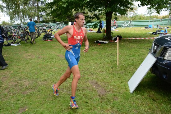 Triatlonista Tomáš Matera zdolal všechny tři disciplíny v čase 1:29,40 hod. a v cíli čekal na své soupeře více než pět minut.
FOTO: DAVID MACHÁČEK