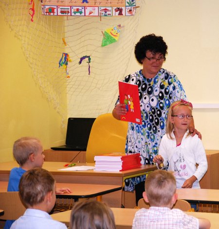 V Mniší přišlo v doprovodu svých rodičů v první školní den 14 prvňáčků.
FOTO: IVETA FILIPOVÁ