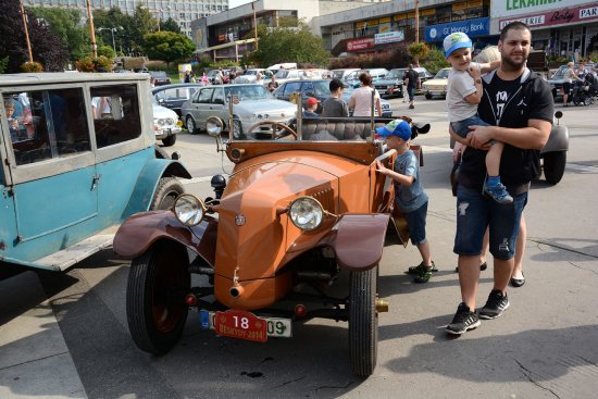 Bezmála sedm desítek historických tatrovek bylo lákadlem pro stovky fanoušků automobilové historie.
FOTO: DAVID MACHÁČEK