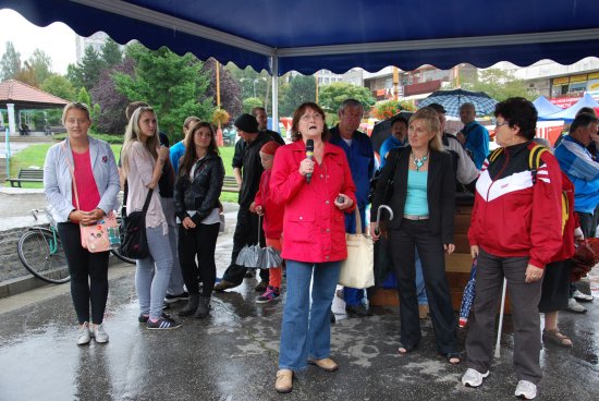 Občany města neodradil vítr ani déšť a v centru města diskutovali s politickými představiteli radnice.
FOTO: DANA HOĎÁKOVÁ