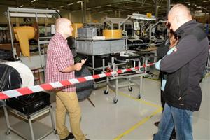 V rámci dne otevřených dveří mohli rodinní příslušníci a známí zaměstnanců závodu Bang & Olufsen vidět výrobní linky podniku, který zde působí už deset let.
FOTO: DAVID MACHÁČEK