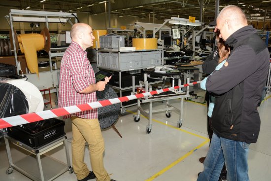 V rámci dne otevřených dveří mohli rodinní příslušníci a známí zaměstnanců závodu Bang & Olufsen vidět výrobní linky podniku, který zde působí už deset let.
FOTO: DAVID MACHÁČEK