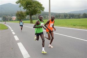 Keňský běžec Gilbert Kipkosgei (č. 18) se hned od startu držel v čele 12. ročníku Běhu rodným krajem Emila Zátopka. Svůj výkon korunoval vítězstvím v čase 1:12:22 hodin. Také další medailové pozice brali běžci z Benedek-Teamu.
FOTO: DAVID MACHÁČEK