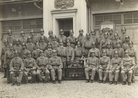 Na jednom z nejstarších snímků místních dobrovolných hasičů jednotka slavila 40. výročí existence. Letos si připomíná už 130 let od svého vzniku.
FOTO: ARCHIV JSDH KOPŘIVNICE