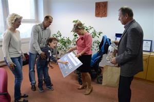 Výtěžek sbírky vršků od PET lahví doplněný o peněžitý dar města převzal před týdnem malý Tomáš Černý s rodiči. Peníze využijí na rehabilitaci těžce postiženého chlapce.
FOTO: DAVID MACHÁČEK