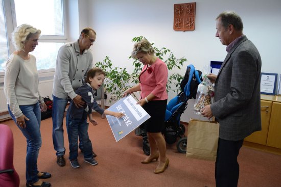 Výtěžek sbírky vršků od PET lahví doplněný o peněžitý dar města převzal před týdnem malý Tomáš Černý s rodiči. Peníze využijí na rehabilitaci těžce postiženého chlapce.
FOTO: DAVID MACHÁČEK