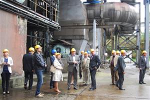 Představitelé města, společností Teplo Kopřivnice a Komterm Morava si prohlédli provoz teplárny, která zahájila provoz nového kotle na biomasu.
FOTO: DANA HOĎÁKOVÁ
