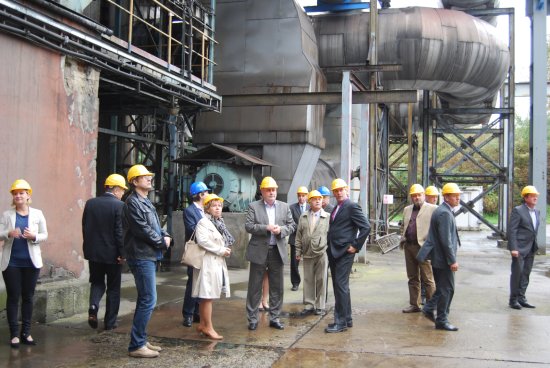 Představitelé města, společností Teplo Kopřivnice a Komterm Morava si prohlédli provoz teplárny, která zahájila provoz nového kotle na biomasu.
FOTO: DANA HOĎÁKOVÁ