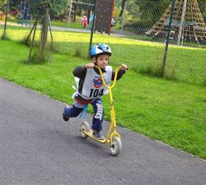 Na dopravním hřišti soutěžilo čtyřicet dětí v jízdě na koloběžce nebo na odrážedlech. V závěru závodu se zapojili také jejich rodiče.
FOTO: JIŘÍ HARAŠTA