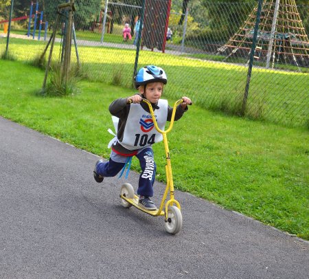 Na dopravním hřišti soutěžilo čtyřicet dětí v jízdě na koloběžce nebo na odrážedlech. V závěru závodu se zapojili také jejich rodiče.
FOTO: JIŘÍ HARAŠTA