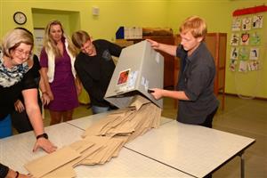 Počítání hlasovacích lístků trvalo členům komisí v porovnání s ostatními volbami déle. V komunálních volbách totiž lidé mohli volit až třemi způsoby, což zvyšovalo náročnost na vyhodnocení výsledků.
FOTO: DAVID MACHÁČEK