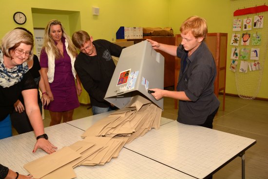 Počítání hlasovacích lístků trvalo členům komisí v porovnání s ostatními volbami déle. V komunálních volbách totiž lidé mohli volit až třemi způsoby, což zvyšovalo náročnost na vyhodnocení výsledků.
FOTO: DAVID MACHÁČEK