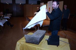 Pracovník zdejšího muzea Ondřej Šalek uspěl tam, kde řada lidí před ním pohořela, a podařilo se mu znovu objevit a představit veřejnosti základní kámen Masarykovy rozhledny.
FOTO: DAVID MACHÁČEK