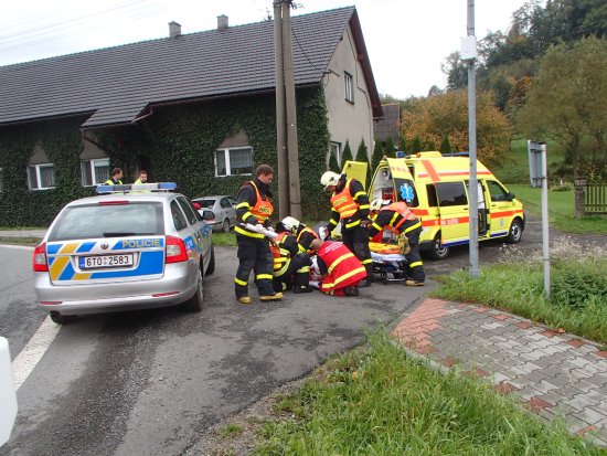 K nehodě, při níž se zranil řidič, spolujezdkyně i dítě v dětské sedačce, vyjížděla také jednotka zdejších dobrovolných hasičů.
FOTO:  TOMÁŠ BARTOŇ