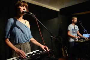 V sobotu 18. října v Mandale zpříjemnil večerní dvojkoncert hudebních projektů Monikino kino a Panáčik, které spojují mimo jiné ironické texty ve slovenštině.
FOTO: DAVID MACHÁČEK