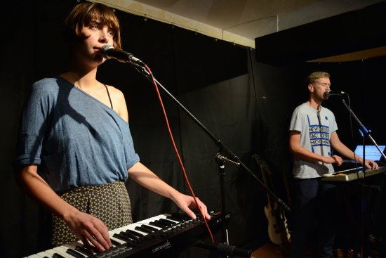 V sobotu 18. října v Mandale zpříjemnil večerní dvojkoncert hudebních projektů Monikino kino a Panáčik, které spojují mimo jiné ironické texty ve slovenštině.
FOTO: DAVID MACHÁČEK