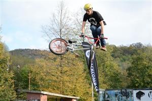 Sedmý ročník závodu ve freestylu na BMX a MTB kolech se v sobotu uskutečnil ve zdejším Skate parku. Do soutěže se přihlásila desítka jezdců, nejúspěšnějším se pak stal Petr Čarnota.
FOTO: DAVID MACHÁČEK
